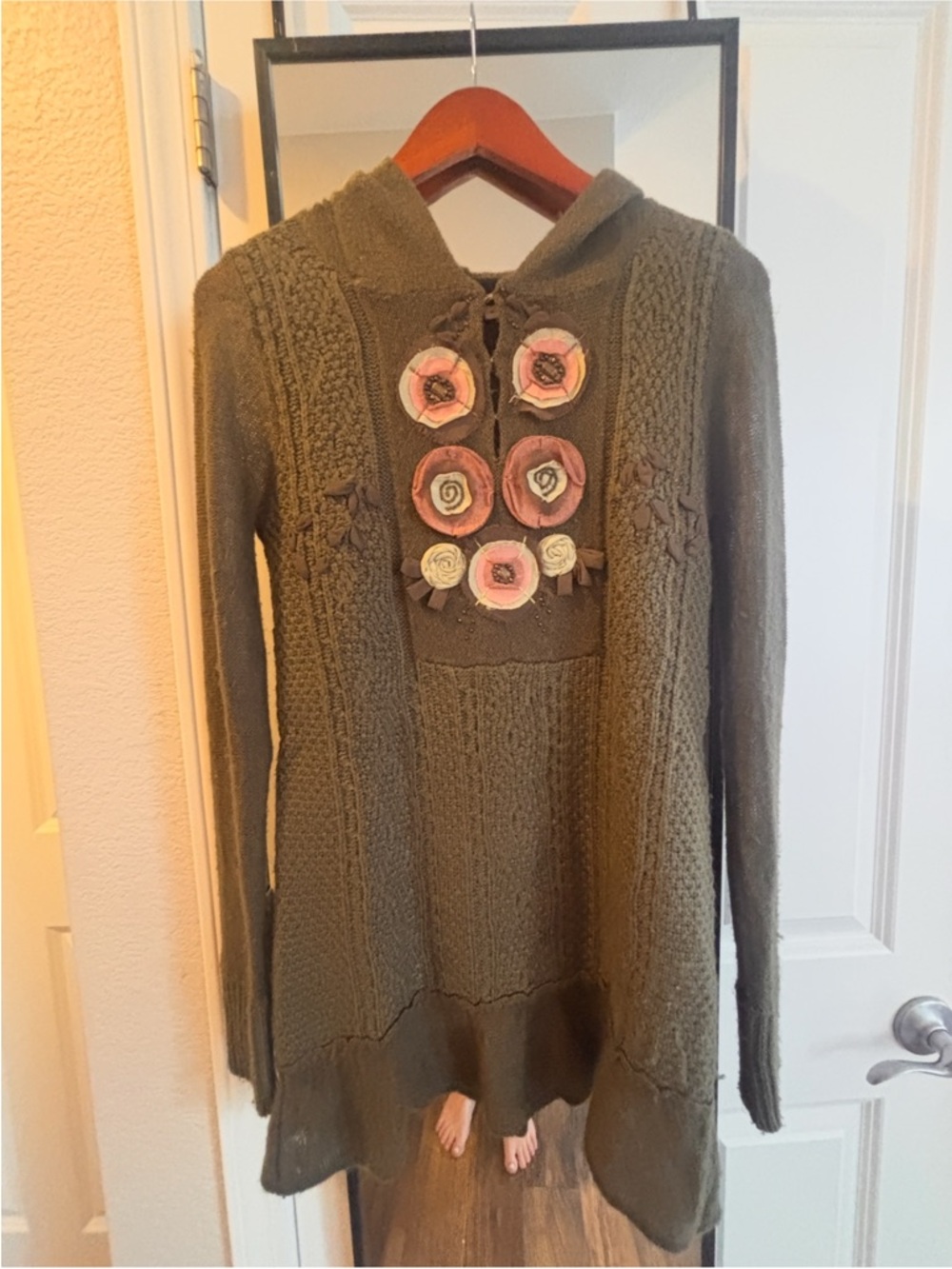 Hush Olive Green Knit Sweater Dress Floral Appliqué Hooded Boho Cozy Size S - Picture 3 of 5